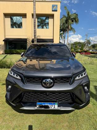 TOYOTA HILUX SW4 2.8 D-4D TURBO DIESEL DIAMOND 7L 4X4 AUTOMÁTICO
